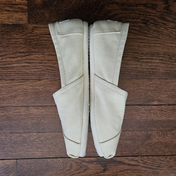 TOMS NWT - Picture 2 of 5
